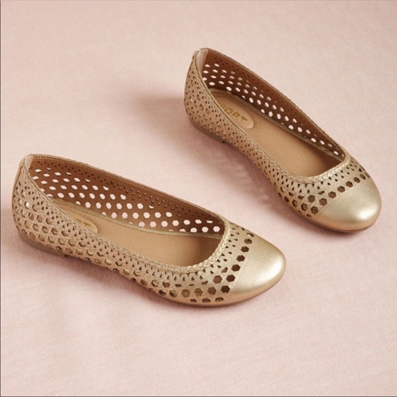 Modcloth Shoes - NWT❤️ModCloth “Make The Cut Out” Report Gold Flats